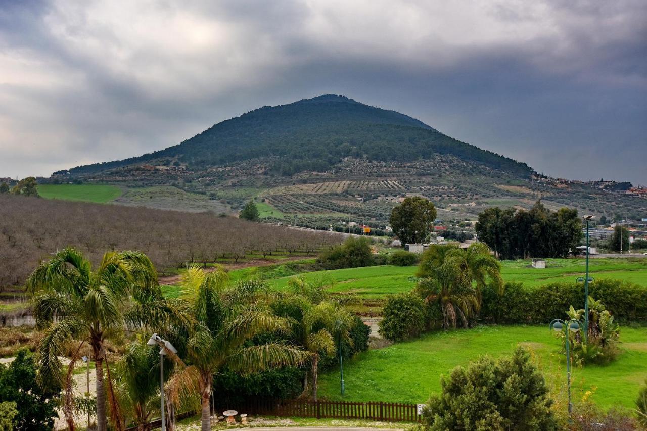 Pearl Of The Valley Hotel Kfar Tavor Екстериор снимка