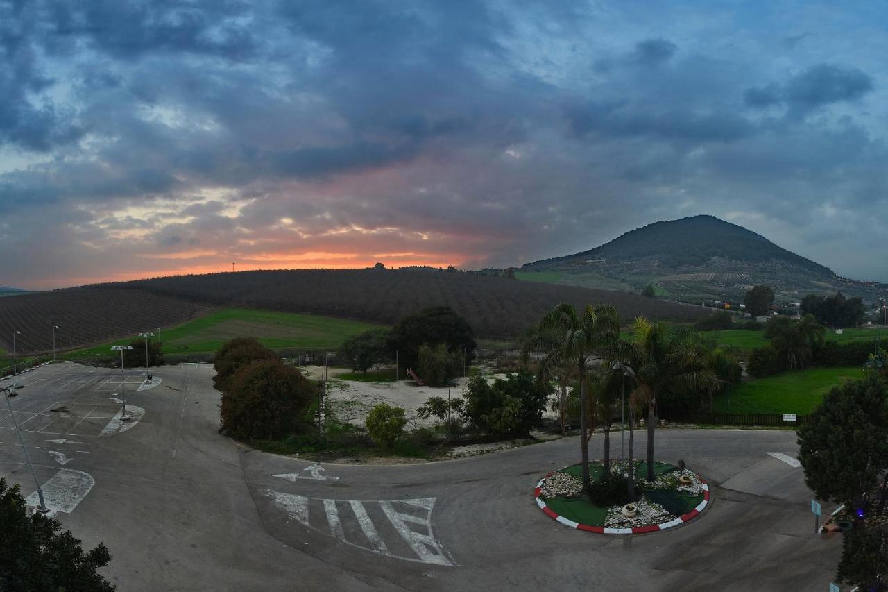 Pearl Of The Valley Hotel Kfar Tavor Екстериор снимка