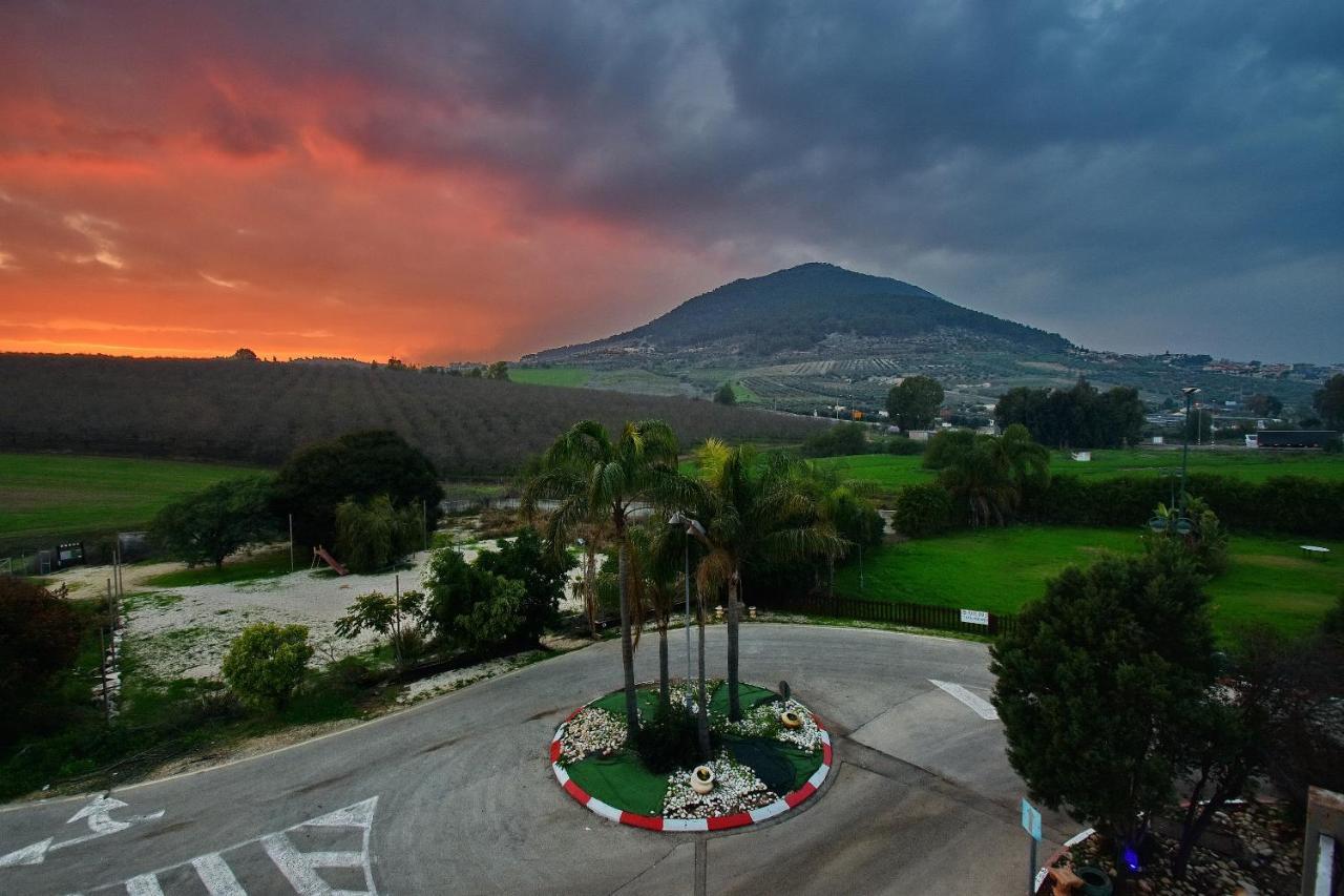 Pearl Of The Valley Hotel Kfar Tavor Екстериор снимка